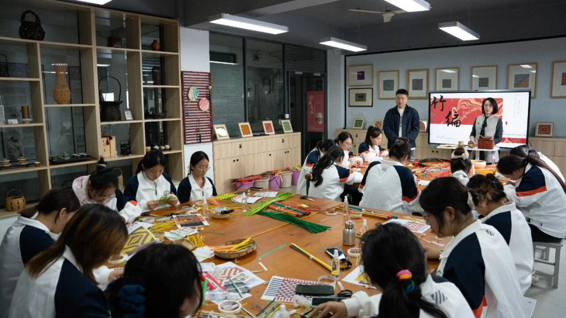 为非遗“添彩”，为青春“赋能”：江苏建院的文化育人新实践